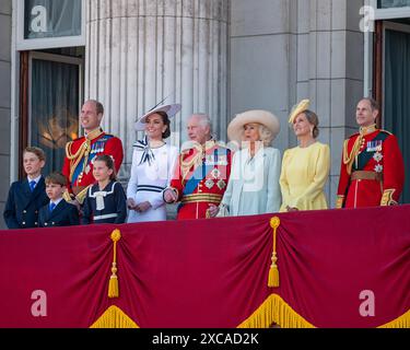 Londres, Royaume-Uni 15 juin 2024. Le roi Charles et la reine Camilla sortent sur le balcon du palais de Buckingham après la cérémonie du Trooping of the Colour, suivis par le prince et la princesse de Galles, leurs enfants et d'autres membres de la famille royale. Banque D'Images