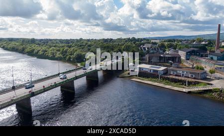 Limerick aujourd'hui, vu d'une vue d'oiseau, une ville colorée et belle avec la rivière Shannon qui coule à travers elle. Limerick, Irlande juin 05,2024 Banque D'Images