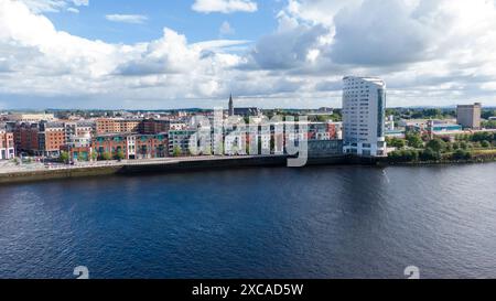 Limerick aujourd'hui, vu d'une vue d'oiseau, une ville colorée et belle avec la rivière Shannon qui coule à travers elle. Limerick, Irlande juin 05,2024 Banque D'Images