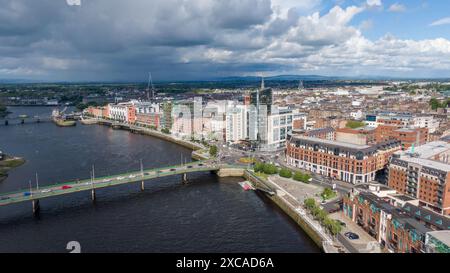 Limerick aujourd'hui, vu d'une vue d'oiseau, une ville colorée et belle avec la rivière Shannon qui coule à travers elle. Limerick, Irlande juin 05,2024 Banque D'Images