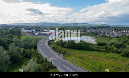 Limerick aujourd'hui, vu d'une vue d'oiseau, une ville colorée et belle avec la rivière Shannon qui coule à travers elle. Limerick, Irlande juin 05,2024 Banque D'Images