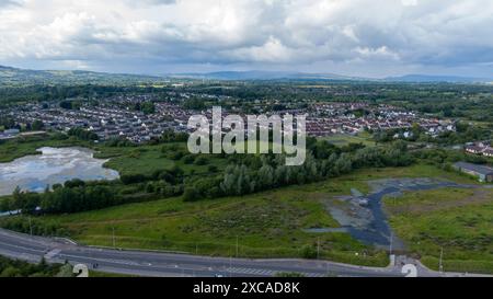 Limerick aujourd'hui, vu d'une vue d'oiseau, une ville colorée et belle avec la rivière Shannon qui coule à travers elle. Limerick, Irlande juin 05,2024 Banque D'Images