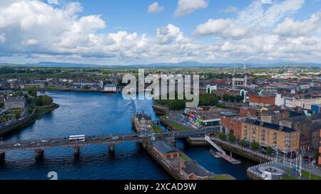 Limerick aujourd'hui, vu d'une vue d'oiseau, une ville colorée et belle avec la rivière Shannon qui coule à travers elle. Limerick, Irlande juin 05,2024 Banque D'Images