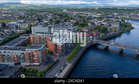 Limerick aujourd'hui, vu d'une vue d'oiseau, une ville colorée et belle avec la rivière Shannon qui coule à travers elle. Limerick, Irlande juin 05,2024 Banque D'Images