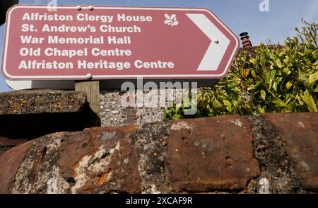 Panneau touristique du village d'Alfriston dans le parc national de South Downs, Alfriston, vallée de Cuckmere, Seaford, East Sussex, South Downs, Wealden. ROYAUME-UNI Banque D'Images