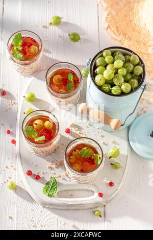 Limonade savoureuse avec des baies et de la glace pilée. Mojito avec groseilles à maquereau et groseille. Banque D'Images