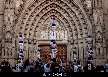 Barcelone, Espagne. 15 juin 2024. Les Castellers forment des piliers humains en face de la cathédrale de Barcelone pendant la Diada Pla de la Seu qui comprenait la participation des Castellers de Sants, des Minyons de Terrassa, des Castellers de Sant Cugat et des Castellers de Sarrià. Les Castells sont des tours humaines construites traditionnellement lors de festivals autour de la Catalogne. Crédit image : Jordi Boixareu/Alamy Live News. Banque D'Images