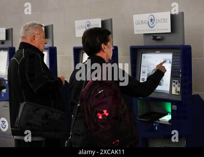 Kiosques d'entrée mondiale dans la zone d'inspection des arrivées des douanes et de la protection des frontières des États-Unis à l'aéroport métropolitain de Detroit. 26 août 2022 photo de Charles Csavossy Banque D'Images