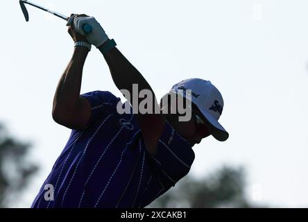 Pinehurst, États-Unis. 15 juin 2024. Hideki Matsuyama, du Japon, s’est lancé sur le quinzième trou lors de la troisième ronde du 124e championnat de golf de l’US Open au Pinehurst Resort & Country Club à Pinehurst, en Caroline du Nord, le samedi 15 juin 2024. Photo de John Angelillo/UPI crédit : UPI/Alamy Live News Banque D'Images