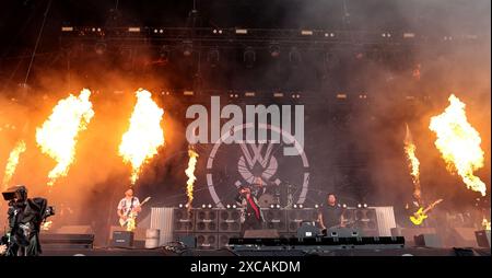 Leicestershire, Royaume-Uni. Samedi 15 juin 2024. While She Sleeps se produit sur la scène Opus au Download Festival de 2024 à Donington Park. Crédit : Jon Harris/Alamy Live News Banque D'Images