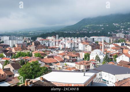 Vue sur la belle ville de Peja dans le nord du Kosovo Banque D'Images