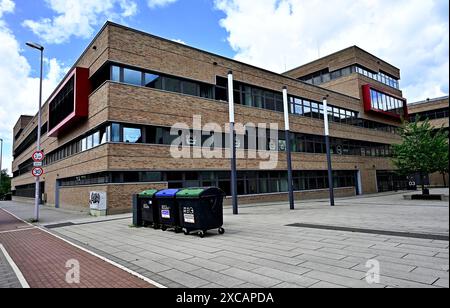 Die Hochschule Ruhr-West HRW -Campus Mülheim,in Mülheim an der Ruhr,Stadt im Ruhrgebiet im Bundesland Nordrhein-Westfalen NRW ,Deutschland ist eine staatliche Fachhochschule mit ingenieurwissenschaftlicher Ausrichtung,die Gründung durch die Landesregierung erung erfolgte im Wintersemester 2009.Zu den Merkmalen der HRW gehört die entianwendsoriam.2024.15.15.15.06.Fortoscherg. Dozenten,Dozentin,Referent,Referentin,Sekretärin,Sekretär,Studierende,Studenten,Studentinnen,Professor,Professorin Hörsaal,Mensa,Bibliothek,Fachbereiche,Studiengänge Elektro-und Informationstechnologien,Wirtschaft Banque D'Images