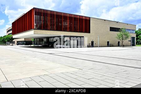 Die Hochschule Ruhr-West HRW -Campus Mülheim,in Mülheim an der Ruhr,Stadt im Ruhrgebiet im Bundesland Nordrhein-Westfalen NRW ,Deutschland ist eine staatliche Fachhochschule mit ingenieurwissenschaftlicher Ausrichtung,die Gründung durch die Landesregierung erung erfolgte im Wintersemester 2009 Gebäude.Zu den Merkmalen der HRW gehört entianwendorwendsorida.2024.15.6. Dozenten,Dozentin,Referent,Referentin,Sekretärin,Sekretär,Studierende,Studenten,Studentinnen,Professor,Professorin Hörsaal,Mensa,Bibliothek,Fachbereiche,Studiengänge Elektro-und Informationst Banque D'Images