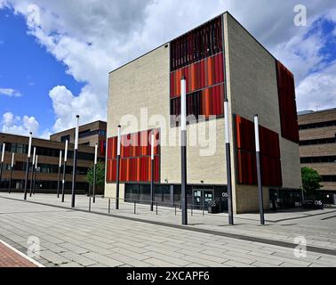 Die Hochschule Ruhr-West HRW -Campus Mülheim,in Mülheim an der Ruhr,Stadt im Ruhrgebiet im Bundesland Nordrhein-Westfalen NRW ,Deutschland ist eine staatliche Fachhochschule mit ingenieurwissenschaftlicher Ausrichtung,die Gründung durch die Landesregierung erung erfolgte im Wintersemester 2009 Gebäude.Zu den Merkmalen der HRW gehört entianwenderwendorg.2024.Fortienwenderg,Fortogrugt Bienwenderg.15.15.15.Fenderg. Dozenten,Dozentin,Referent,Referentin,Sekretärin,Sekretär,Studierende,Studenten,Studentinnen,Professor,Professorin Hörsaal,Mensa,Bibliothek,Fachbereiche,Studiengänge Ele Banque D'Images