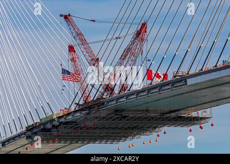 Detroit, Michigan, États-Unis. 15 juin 2024. La dernière section de pont a été mise en place sur le pont international Gordie Howe, reliant Détroit à Windsor, en Ontario, de l'autre côté de la rivière Détroit. Le pont devrait ouvrir en 2025. Crédit : Jim West/Alamy Live News Banque D'Images