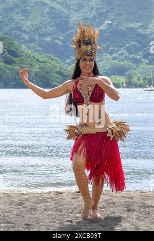 Beauté des mers du Sud, danseuse, Ori Tahiti, danse tahitienne, forme d'art, tradition, costume, étude du mouvement, Moorea, Polynésie française, îles de la Société Banque D'Images