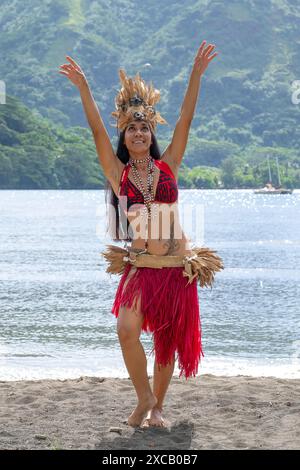 Beauté des mers du Sud, danseuse, Ori Tahiti, danse tahitienne, forme d'art, tradition, costume, étude du mouvement, Moorea, Polynésie française, îles de la Société Banque D'Images