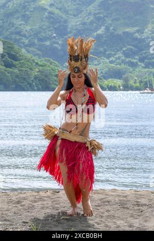 Beauté des mers du Sud, danseuse, Ori Tahiti, danse tahitienne, forme d'art, tradition, costume, étude du mouvement, Moorea, Polynésie française, îles de la Société Banque D'Images