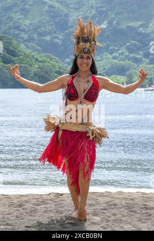 Beauté des mers du Sud, danseuse, Ori Tahiti, danse tahitienne, forme d'art, tradition, costume, étude du mouvement, Moorea, Polynésie française, îles de la Société Banque D'Images