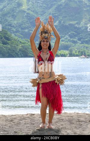 Beauté des mers du Sud, danseuse, Ori Tahiti, danse tahitienne, forme d'art, tradition, costume, étude du mouvement, Moorea, Polynésie française, îles de la Société Banque D'Images