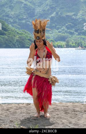 Beauté des mers du Sud, danseuse, Ori Tahiti, danse tahitienne, forme d'art, tradition, costume, étude du mouvement, Moorea, Polynésie française, îles de la Société Banque D'Images