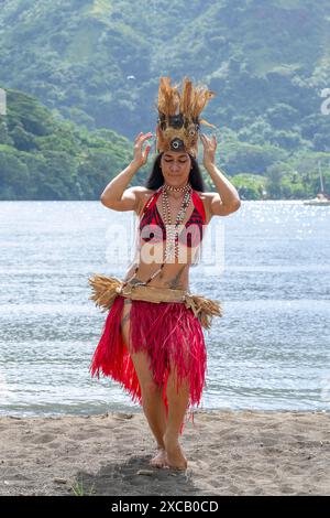Beauté des mers du Sud, danseuse, Ori Tahiti, danse tahitienne, forme d'art, tradition, costume, étude du mouvement, Moorea, Polynésie française, îles de la Société Banque D'Images
