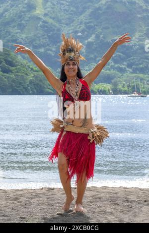 Beauté des mers du Sud, danseuse, Ori Tahiti, danse tahitienne, forme d'art, tradition, costume, étude du mouvement, Moorea, Polynésie française, îles de la Société Banque D'Images