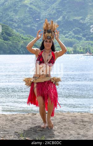 Beauté des mers du Sud, danseuse, Ori Tahiti, danse tahitienne, forme d'art, tradition, costume, étude du mouvement, Moorea, Polynésie française, îles de la Société Banque D'Images