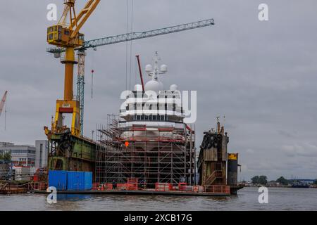 Un grand navire en cours de réparation ou de reconstruction dans un chantier naval, entouré d'échafaudages et de grues, Bremerhaven, Brême, Allemagne Banque D'Images