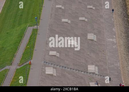 Vue aérienne d'une promenade avec des espaces verts et des pavés, certaines personnes marchant le long des sentiers, Bremerhaven, Brême, Allemagne Banque D'Images