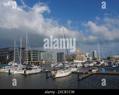 Un port moderne avec de nombreux bateaux et yachts, entouré de bâtiments modernes sous un ciel nuageux, bremerhaven, brême, allemagne Banque D'Images