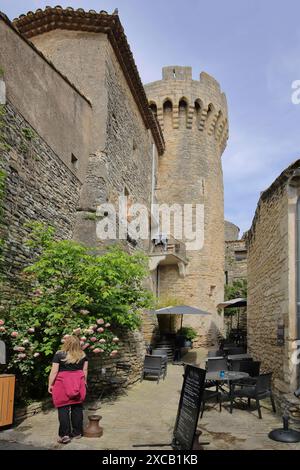 Ruelle étroite et tour du château, château, château avec fortifications de ville historique, village de montagne, château, Gordes, Luberon, Vaucluse Banque D'Images