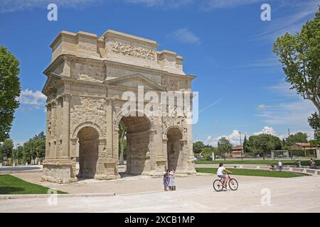 Arc de fondation de la ville romaine de l'UNESCO, arc de triomphe, arche, porte de la ville, les gens, touristes, époque romaine, antiquité, Orange, Vaucluse, Provence, France Banque D'Images