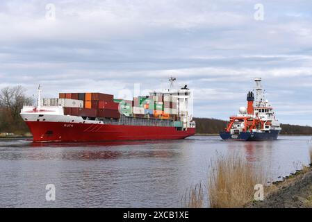 Navire de recherche Meteor et porte-conteneurs Ruth dans le canal de Kiel, canal de Kiel, Schleswig-Holstein, Allemagne Banque D'Images