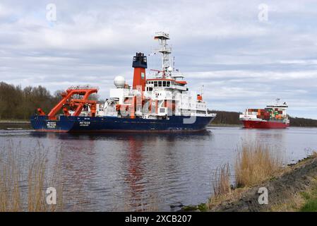 Navire de recherche Meteor et porte-conteneurs Ruth dans le canal de Kiel, canal de Kiel, Schleswig-Holstein, Allemagne Banque D'Images