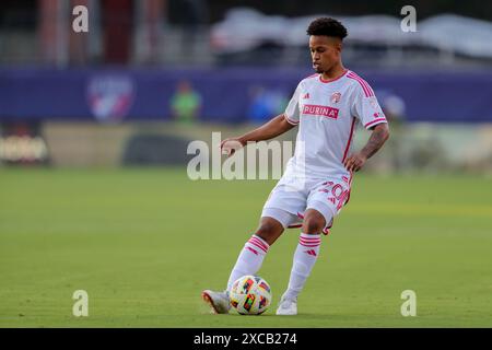 Frisco, Texas, États-Unis. 15 juin 2024. Le défenseur Louis City SC AKIL WATTS (20) contrôle la possession du ballon contre le FC Dallas lors de leur match au Toyota Stadium de Frisco samedi. (Crédit image : © Brian McLean/ZUMA Press Wire) USAGE ÉDITORIAL SEULEMENT! Non destiné à UN USAGE commercial ! Banque D'Images