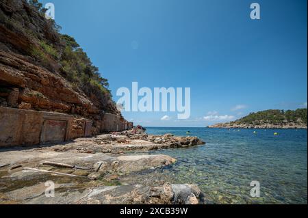 Eaux turquoise de Cala Salada à Ibiza en été. Banque D'Images