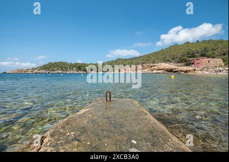 Eaux turquoise de Cala Salada à Ibiza en été. Banque D'Images