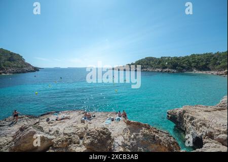 Eaux turquoise de Cala Saladeta à Ibiza en été. Banque D'Images