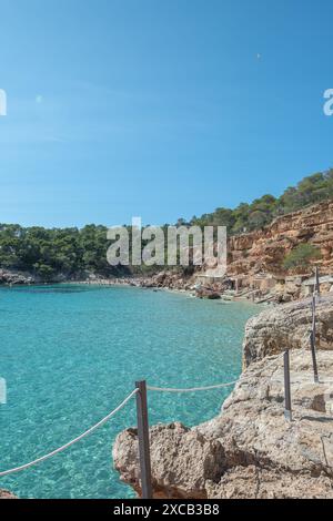 Eaux turquoise de Cala Saladeta à Ibiza en été. Banque D'Images