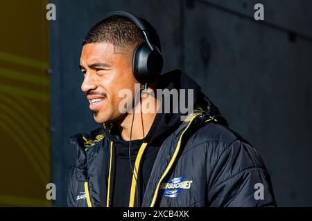 Wellington, Nouvelle-Zélande, 15 juin 2024. Salesi Rayasi des Hurricanes regarde avant la demi-finale de Super Rugby entre les Hurricanes et les Chiefs au Sky Stadium le 15 juin 2024 à Wellington, Nouvelle-Zélande. Crédit : James Foy/Speed Media/Alamy Live News Banque D'Images