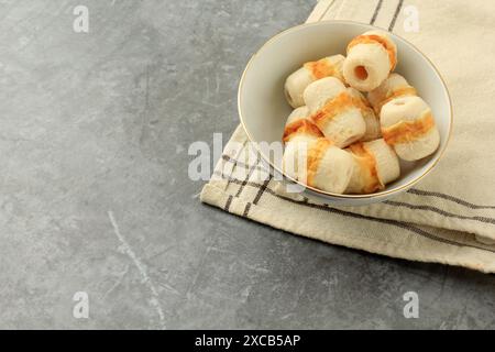 Mini Chikuwa sur bol blanc, boules de poisson japonaises Banque D'Images