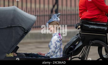 15 juin 2024, Londres, Royaume-Uni. Lady Louise Windsor quitte Buckingham Palace dans une calèche ouverte pour assister à Trooping the Colour 2024, la parade officielle d’anniversaire du roi, dans Horse Guards Parade Banque D'Images