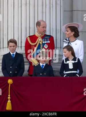 15 juin 2024. Londres, Royaume-Uni. Les membres de la famille royale britannique font leur apparition traditionnelle sur le balcon du palais de Buckingham après avoir troopé la couleur 2024. De gauche à droite : Prince George ; Prince William, Prince de Galles ; Prince Louis ; Catherine, Princesse de Galles ; Princesse Charlotte. Crédit : Malcolm Park/Alamy Banque D'Images