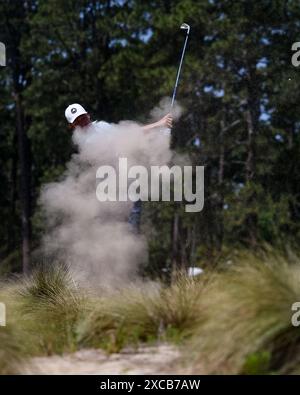 Pinehurst, Caroline du Nord, États-Unis. 15 juin 2024. DANIEL BERGER, de Tequesta, en Floride, sort de la région natale le long du deuxième fairway lors de la troisième manche de samedi pour le 124e US Open au Pinehurst Resort & Country Club (parcours n°2) à Pinehurst, Caroline du Nord. (Crédit image : © Timothy L. Hale/ZUMA Press Wire) USAGE ÉDITORIAL SEULEMENT! Non destiné à UN USAGE commercial ! Banque D'Images