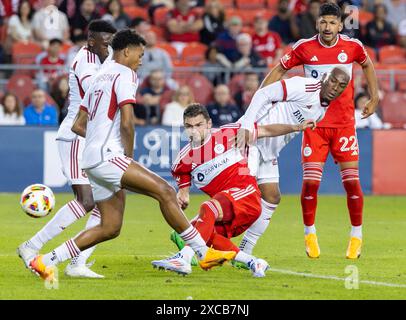 Toronto, Canada. 15 juin 2024. Hugo Cuypers (C) du Chicago Fire FC tire lors du match de la Ligue majeure de soccer (MLS) 2024 entre le Toronto FC et le Chicago Fire FC au BMO Field à Toronto, Canada, le 15 juin 2024. Crédit : Zou Zheng/Xinhua/Alamy Live News Banque D'Images