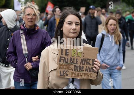 Lille, France. 15 juin 2024. Des gens participent à une manifestation contre l’extrême droite, à Lille, Nord de la France, le 15 juin 2024. Au total, 250 000 personnes sont descendues dans les rues en France samedi, dont 75 000 à Paris, pour protester contre l’extrême droite, selon la police. Crédit : Sebastien Courdji/Xinhua/Alamy Live News Banque D'Images