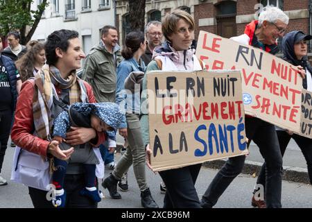 Lille, France. 15 juin 2024. Des gens participent à une manifestation contre l’extrême droite, à Lille, Nord de la France, le 15 juin 2024. Au total, 250 000 personnes sont descendues dans les rues en France samedi, dont 75 000 à Paris, pour protester contre l’extrême droite, selon la police. Crédit : Sebastien Courdji/Xinhua/Alamy Live News Banque D'Images