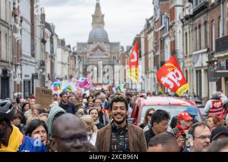 Lille, France. 15 juin 2024. Des gens participent à une manifestation contre l’extrême droite, à Lille, Nord de la France, le 15 juin 2024. Au total, 250 000 personnes sont descendues dans les rues en France samedi, dont 75 000 à Paris, pour protester contre l’extrême droite, selon la police. Crédit : Sebastien Courdji/Xinhua/Alamy Live News Banque D'Images