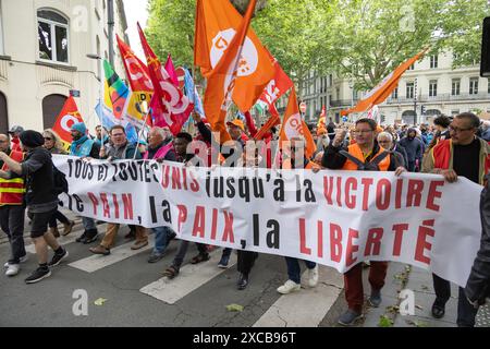 Lille, France. 15 juin 2024. Des gens participent à une manifestation contre l’extrême droite, à Lille, Nord de la France, le 15 juin 2024. Au total, 250 000 personnes sont descendues dans les rues en France samedi, dont 75 000 à Paris, pour protester contre l’extrême droite, selon la police. Crédit : Sebastien Courdji/Xinhua/Alamy Live News Banque D'Images